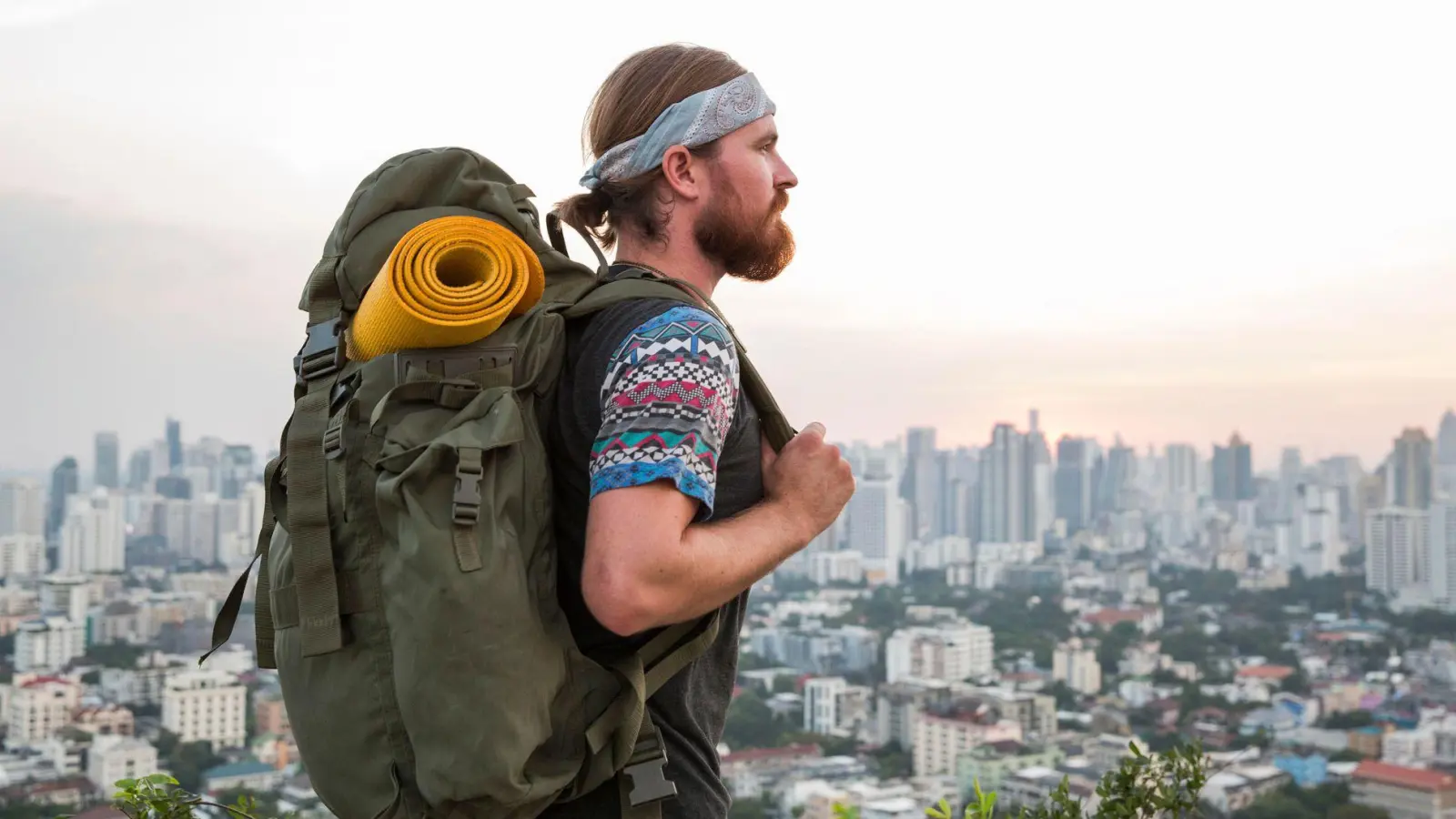 Alles am Mann: Mit Reiserucksäcken sind Urlauber flexibel unterwegs. (Foto: Ivana Kojic/Westend61/dpa-tmn)