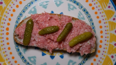 Bestimmte Zwiebelmettwurst-Produkte, die bei Aldi Süd verkauft wurden, können Durchfall-Bakterien enthalten. Der Hersteller Willms Fleisch hat sie am Donnerstag zurückgerufen und vor dem Verzehr gewarnt. (Symbolbild) (Foto: Robert Michael/dpa)