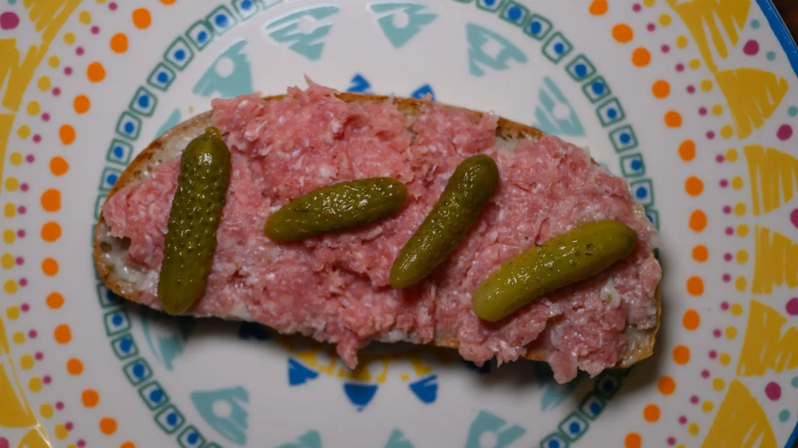 Bestimmte Zwiebelmettwurst-Produkte, die bei Aldi Süd verkauft wurden, können Durchfall-Bakterien enthalten. Der Hersteller Willms Fleisch hat sie am Donnerstag zurückgerufen und vor dem Verzehr gewarnt. (Symbolbild) (Foto: Robert Michael/dpa)