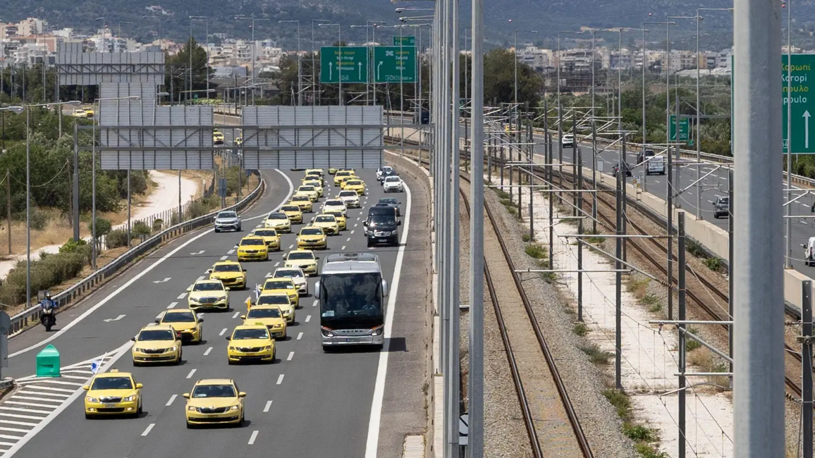 Wer zum Flughafen will, hat es schwer: Taxistreik in Athen. (Foto: Socrates Baltagiannis/dpa)