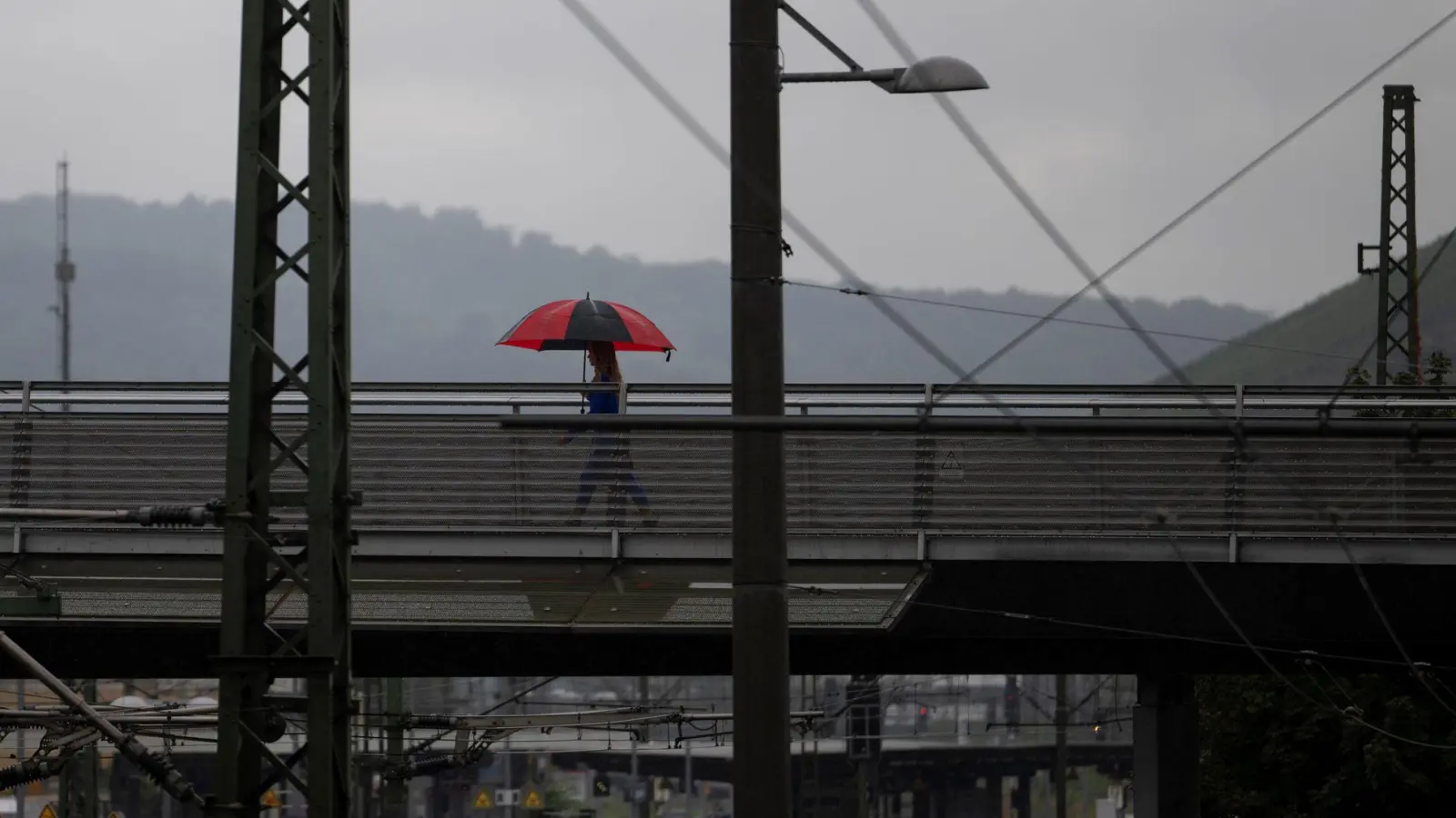 Auch in den kommenden Tagen sollte man die Regenjacke oder den Regenschirm griffbereit haben. (Foto: Marijan Murat/dpa)