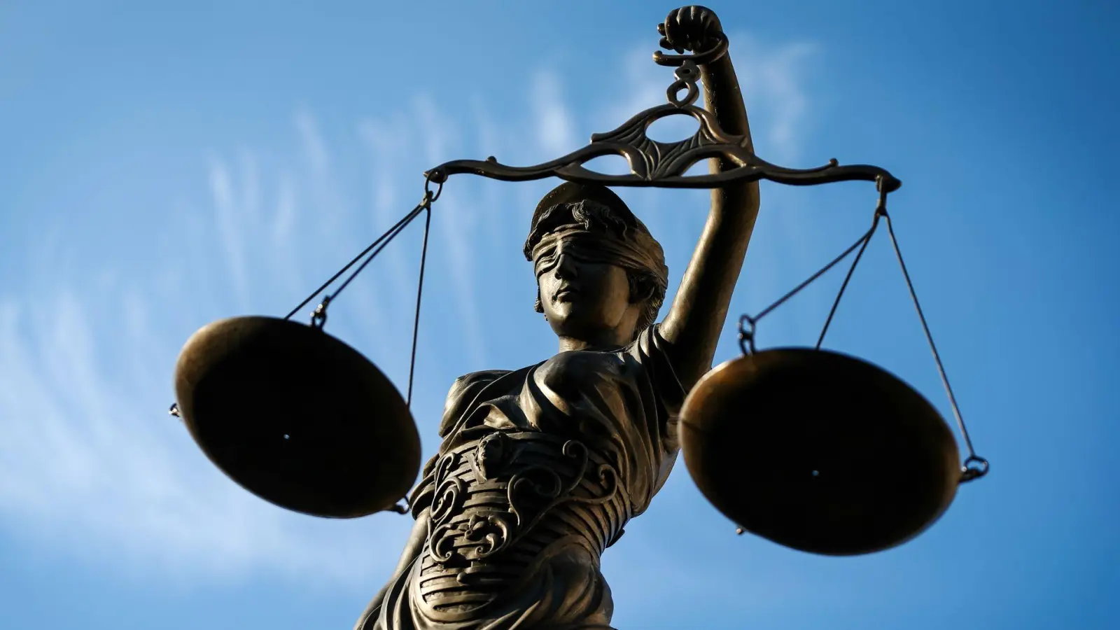 In einem Prozess am Amtsgericht Darmstadt geht es um eine mutmaßlich kriminelle Polizeibeamtin. (Symbolbild) (Foto: David-Wolfgang Ebener/dpa)