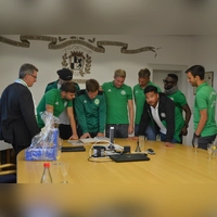 Einer dieser goldenen Momente in der Geschichte des 1. FV Uffenheim: Nach dem Aufstieg in die Bezirksliga 2022 durften sich die Fußballer ins Goldene Buch der Stadt eintragen. (Foto: Johannes Zimmermann)