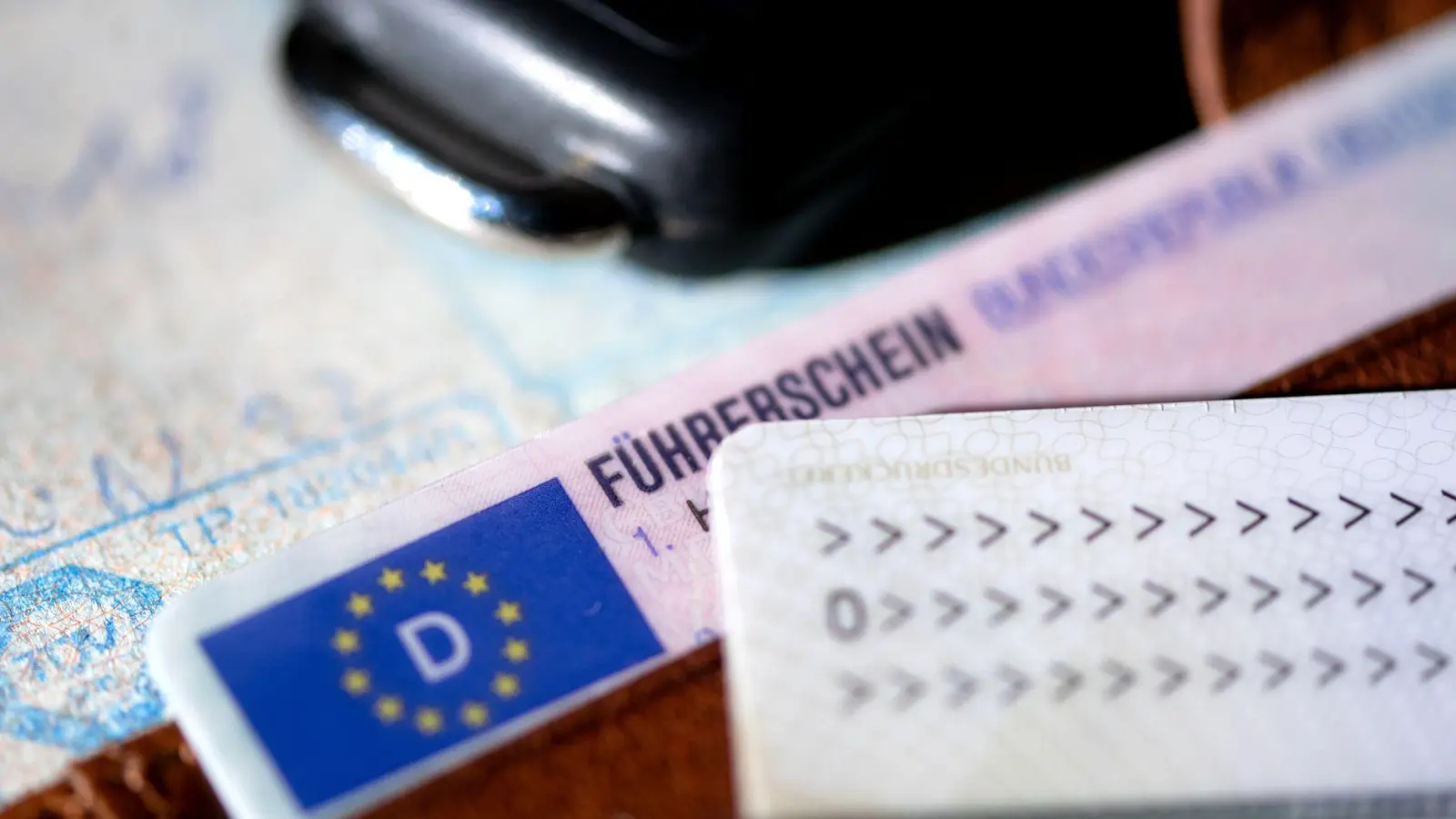 Nicht alle lassen das Auto stehen, obwohl der Führerschein entzogen wurden, wie eine Studie zeigt. (Symbolbild) (Foto: Sven Hoppe/dpa)