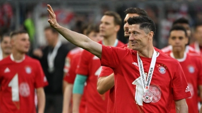Bayerns Robert Lewandowski winkt den Fans nach der Partie zu. (Foto: Sven Hoppe/dpa)