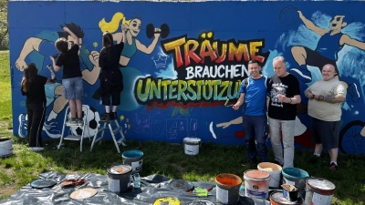 Künstler Istvan Marton, Gemeinderat Frank Böse sowie Bürgermeister Sven Waidmann (von rechts) schwangen mit den Nachwuchsmalern den Pinsel. (Foto: Johannes Flierl)