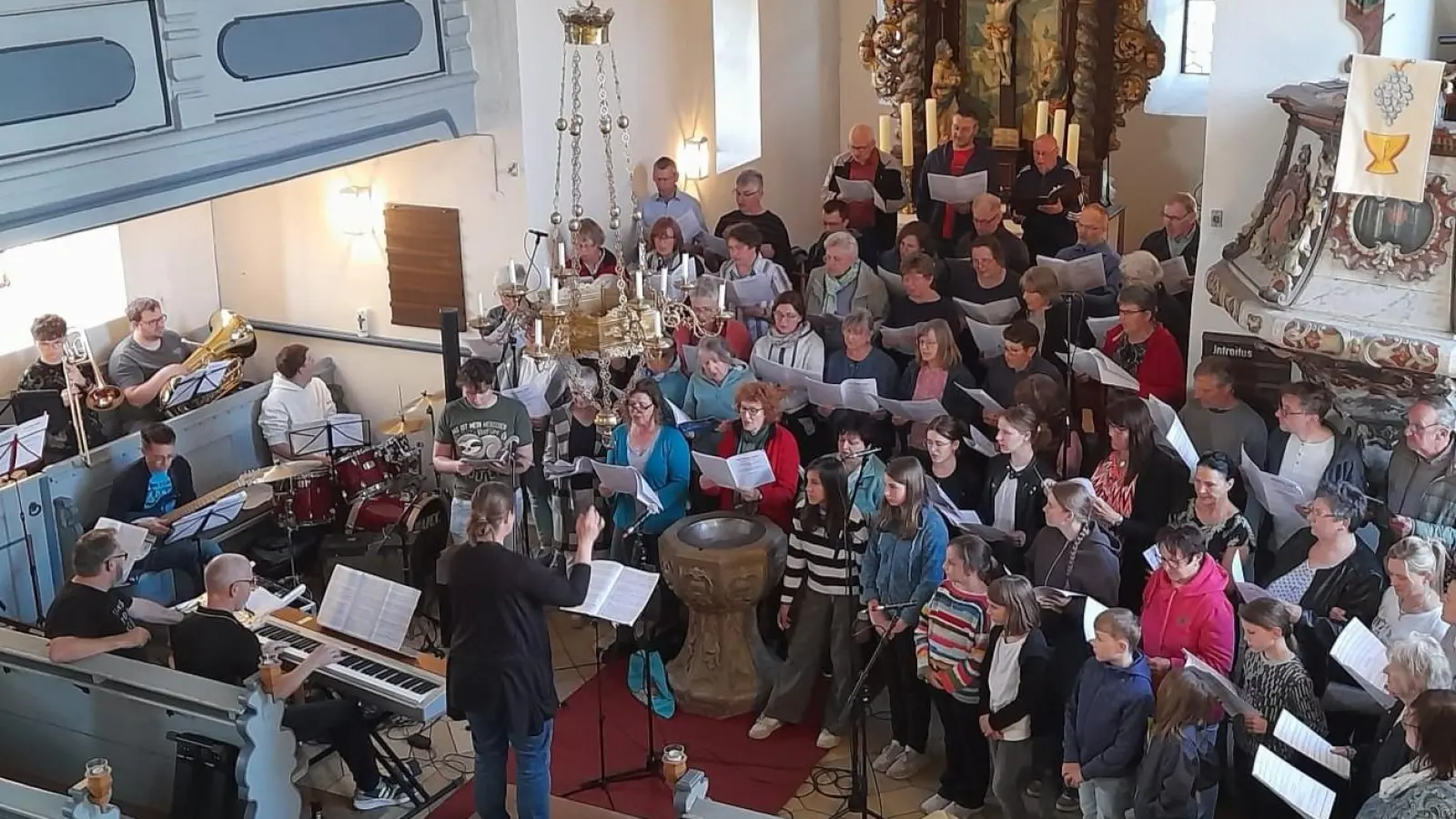 In der Generalprobe am Dienstag in der Kirche Schornweisach fuhren die Sängerinnen und Sänger und alle Musizierenden ihr gesamtes Können auf. Am Dirigierpult steht Katharina Rain. (Foto: Jutta Böhm)
