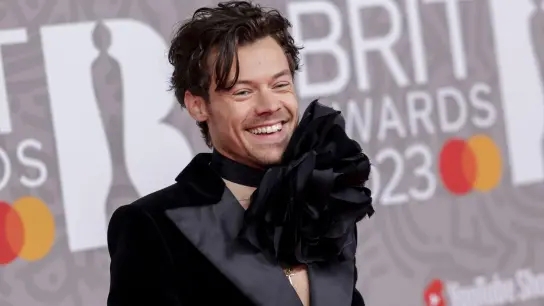 Harry Styles bei seiner Ankunft bei den Brit Awards 2023. (Foto: Vianney Le Caer/Invision/AP/dpa)