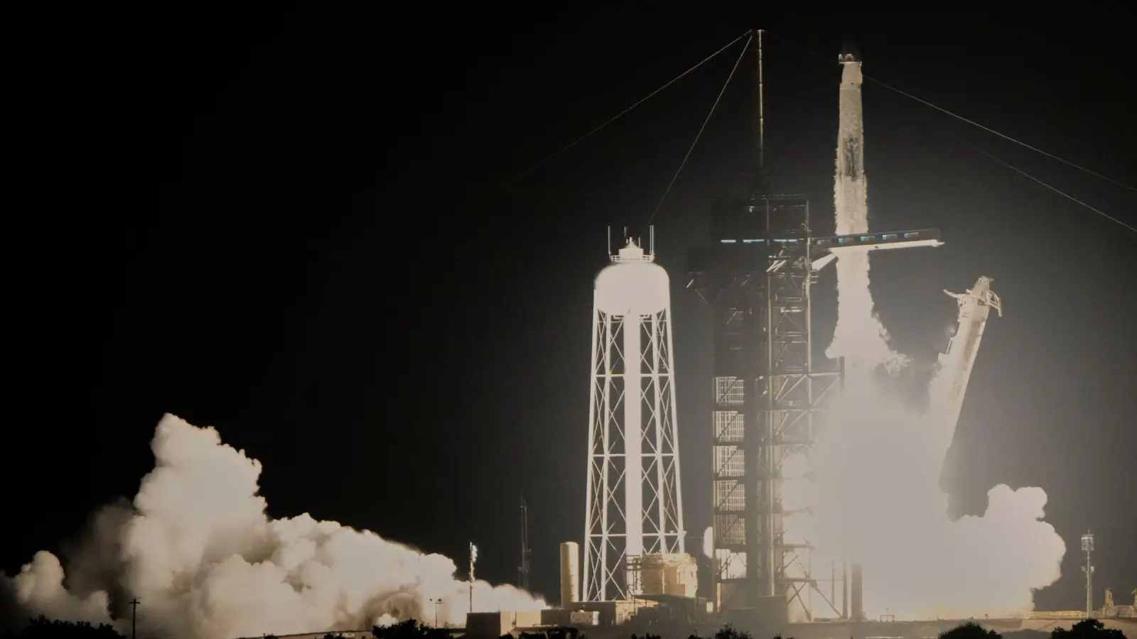 Erstmals sind ein Inder, ein Ungar und ein Pole zur Raumstation ISS gestartet. (Foto: John Raoux/AP/dpa)