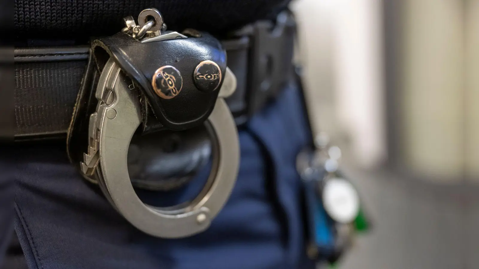 Nach Angriffen auf einen Obdachlosen in Unterfranken sitzt nun ein junger Mann in U-Haft. (Symbolbild) (Foto: Peter Kneffel/dpa)