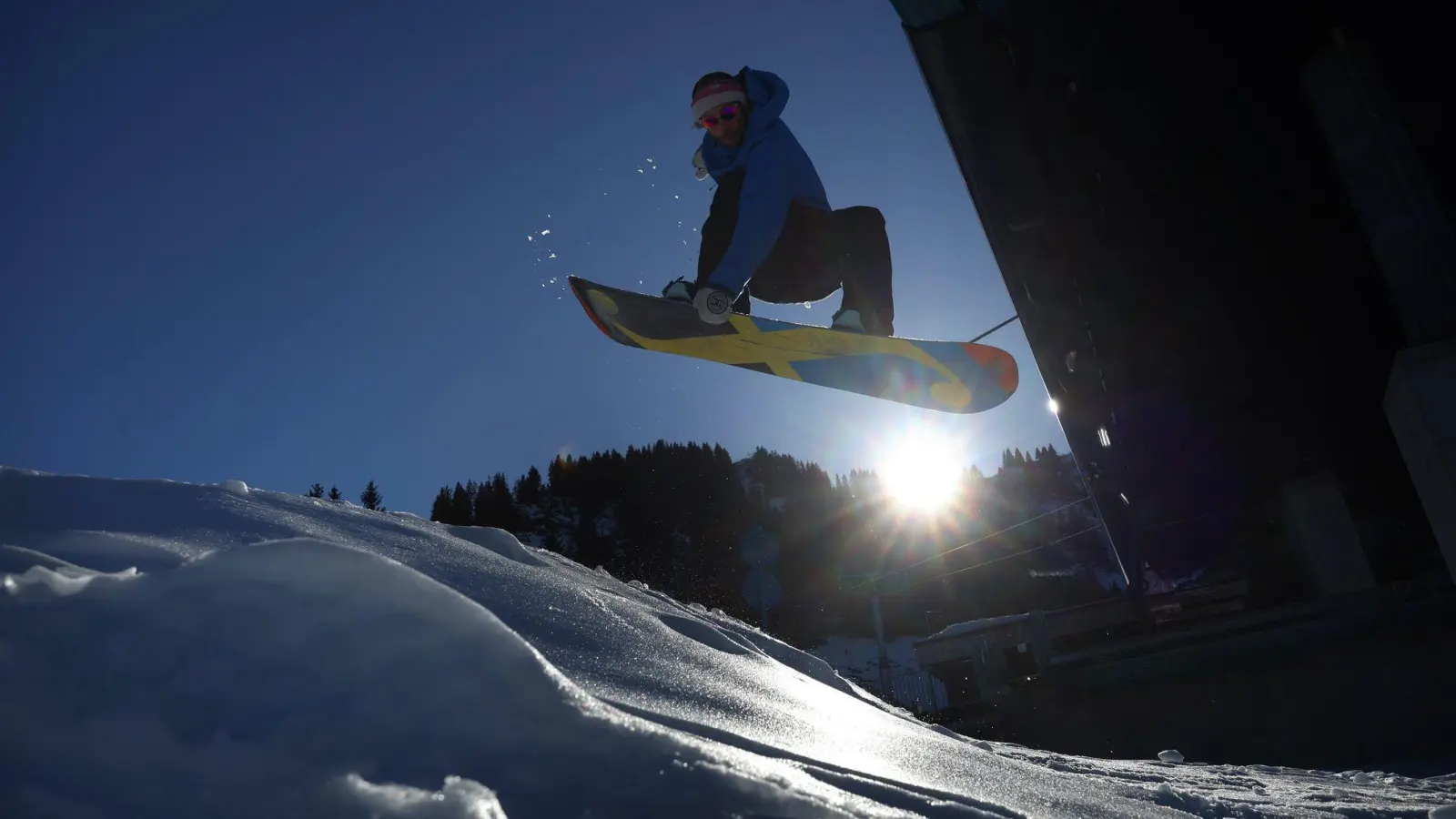Ein Snowboarder springt auf der Piste am Söllereck im Sonnenschein. (zu dpa: «Frühstart in den Schnee - Skipässe teurer») (Foto: Karl-Josef Hildenbrand)