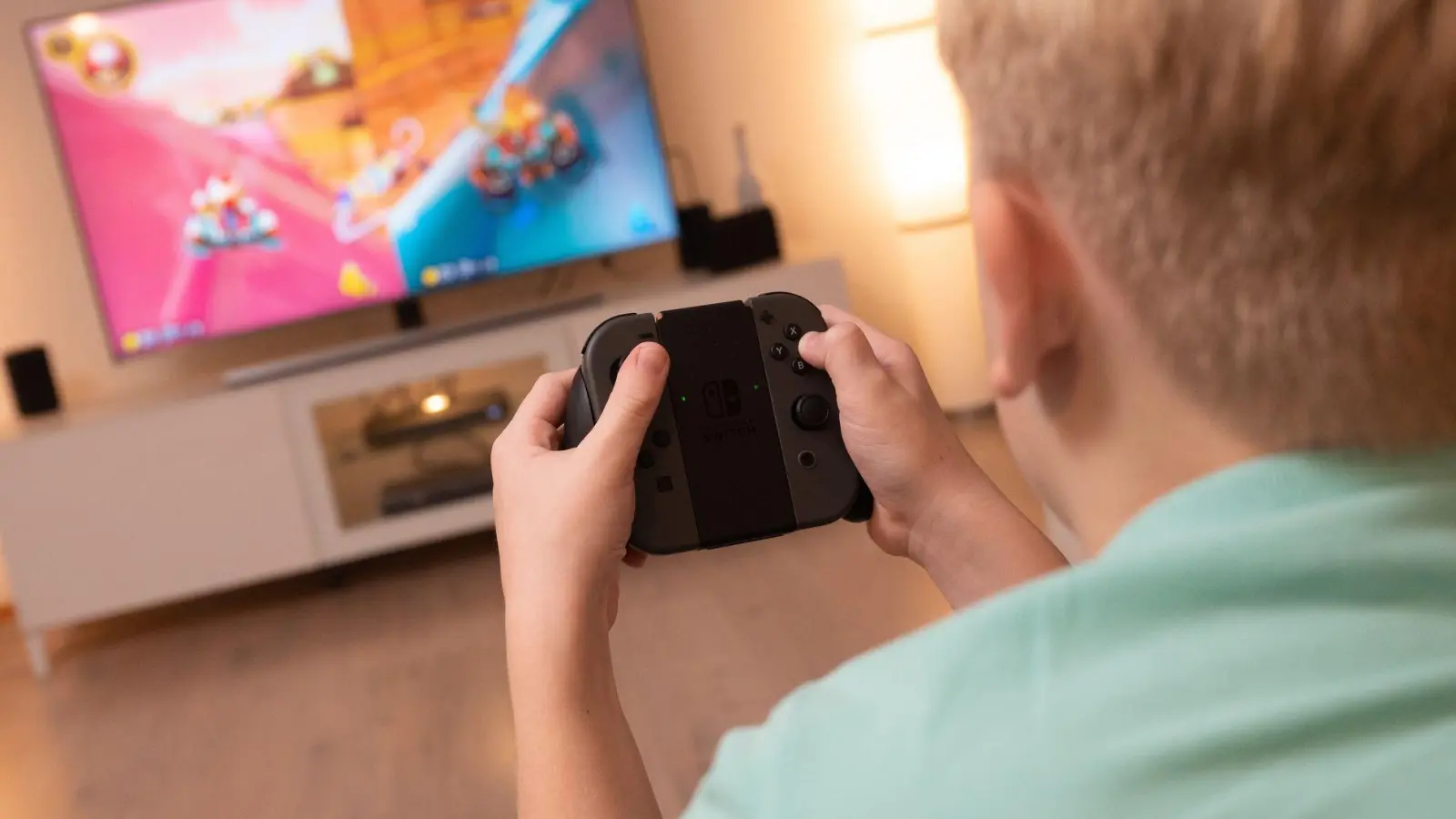 Haben Kinder unbeaufsichtigt einen In-App-Kauf getätigt, sollten Eltern schnellstmöglich Widerspruch einlegen. (Foto: Benjamin Nolte/dpa-tmn)