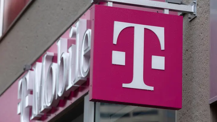 Das T-Mobile-Logo ist an einem Laden in Boston zu sehen. Hacker haben sich Zugriff auf Daten von rund 37 Millionen Kunden der Telekom-Tochter T-Mobile US verschafft. (Foto: Michael Dwyer/AP/dpa)