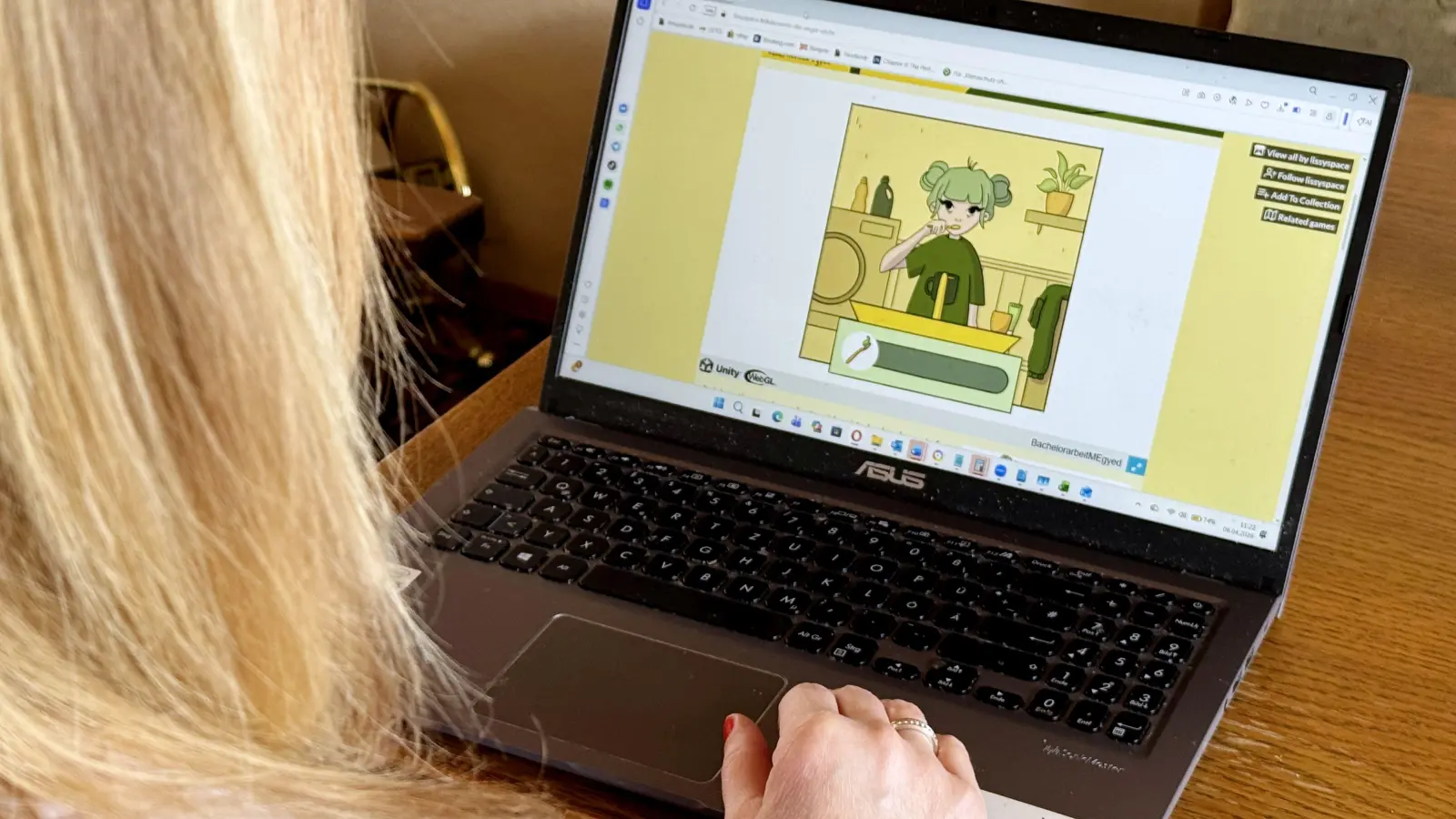 Wer das Spiel spielt (wie in dieser gestellten Szene mit einer fiktiven Nutzerin), hilft der Figur Liz, sich ihren Ängsten zu stellen. So schildert es das Diakonische Werk Ansbach. (Symbolbild: Oliver Herbst)