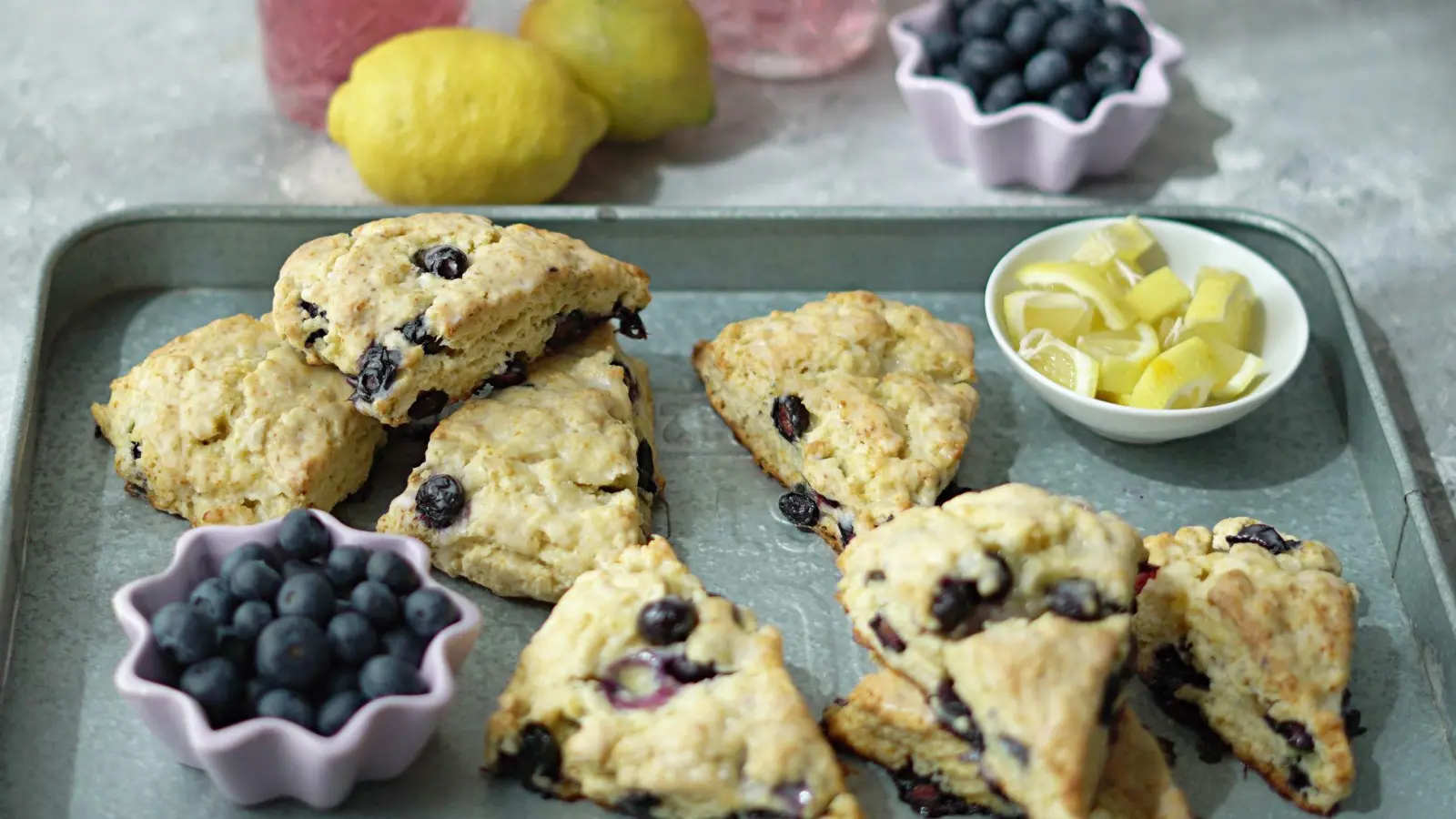 Innen fluffig, außen kross: Die Blaubeer-Scones haben die Form von handlichen Tortenstückchen. (Foto: Mareike Pucka/biskuitwerkstatt.de/dpa-tmn)