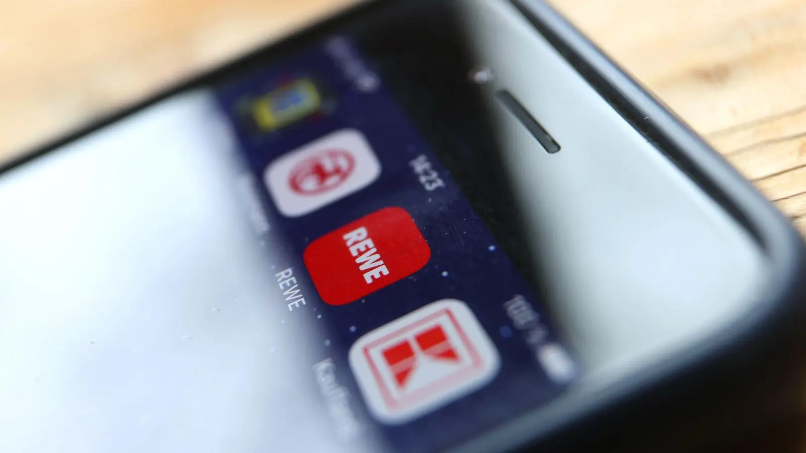 Verbraucher sollen nach dem Willen der Grünen im Bundestag per App die günstigsten Lebensmittel finden können. (Symbolbild) (Foto: Karl-Josef Hildenbrand/dpa/dpa-tmn)