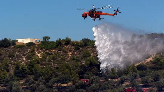 Ein Löschhubschrauber löscht einen Waldbrand in Griechenland. (Foto: Marios Lolos/XinHua/dpa)