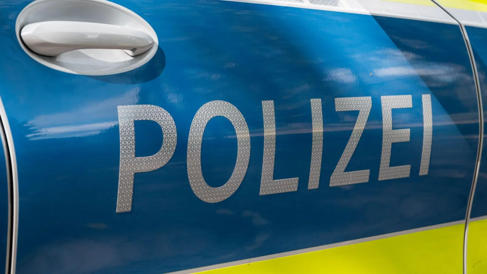In Asbach-Bäumenheim eskaliert ein Streit zwischen zwei Autofahrern bis zur Verfolgungsjagd. (Symbolbild) (Foto: Daniel Vogl/dpa)