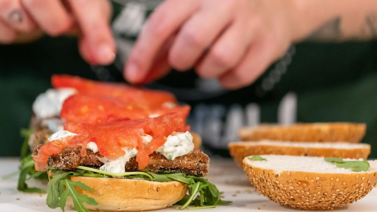 Marktcheck zeigt: Fünf von sechs getesteten pflanzlichen Fischalternativen mit Algen enthalten relevante Mengen an Jod. (Foto: Daniel Karmann/dpa/dpa-tmn)