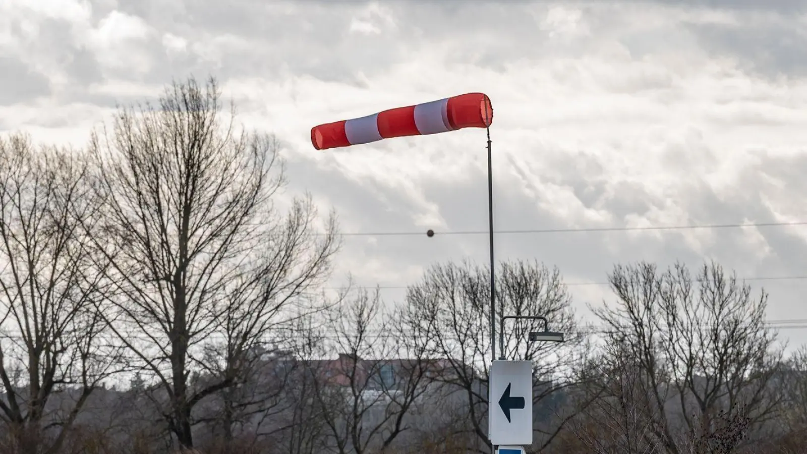 In der Region muss weiter mit starken Windböen gerechnet werden. Der Wetterdienst erneuerte seine Warnmeldung. (Symbolbild: Armin Weigel/dpa)