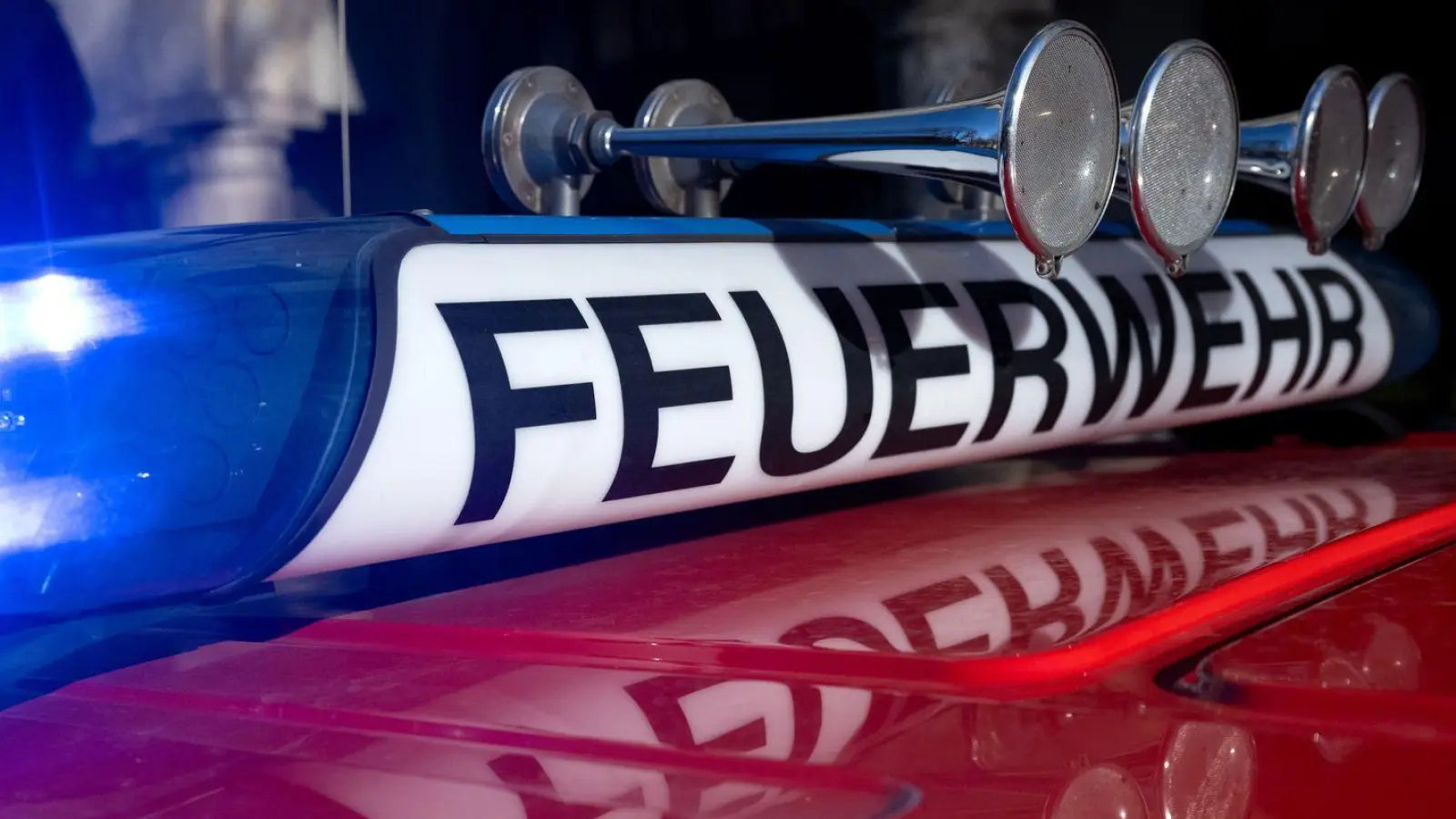 In der Nacht wurde die Feuerwehr zu einem Wohnhausbrand in Untersiemau gerufen. (Symbolbild) (Foto: Sven Hoppe/dpa)