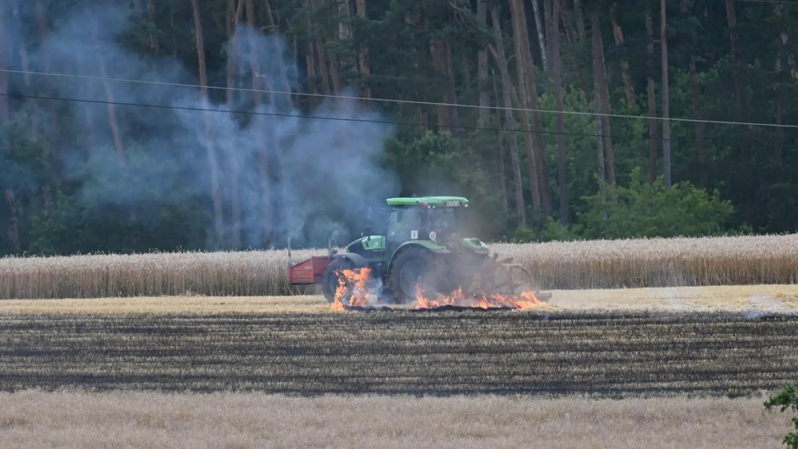 Ein brennender Traktor und eine Ballenpresse haben am Dienstagmittag einen Feuerwehreinsatz zwischen Diebach und Schauerheim ausgelöst. (Foto: Mirko Fryska)