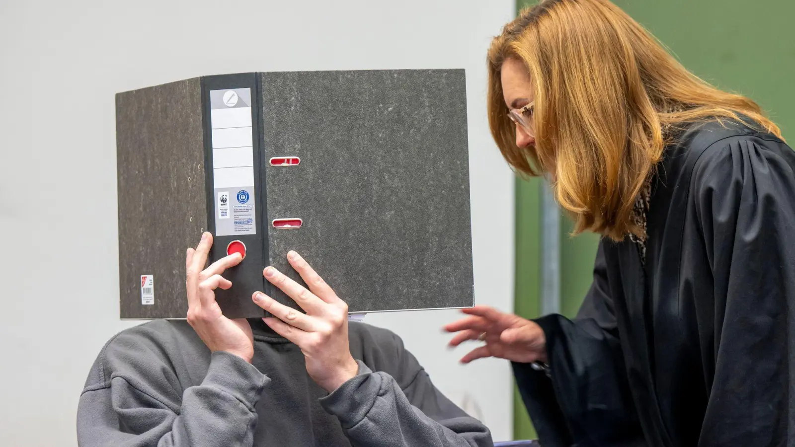 Der Angeklagte mit seiner Anwältin Birgit Schwerdt. (Foto: Peter Kneffel/dpa)