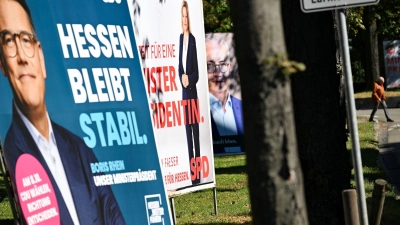 Wahlplakate der Spitzenkandidaten Boris Rhein (CDU), Nancy Faeser (SPD) und Tarek Al-Wazir (Bündnis 90/Die Grünen): Wer macht in Hessen das Rennen? (Foto: Arne Dedert/dpa)