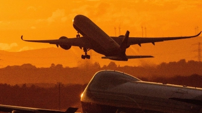 Die Flüge zu vielen Reisezielen kosten in diesen Sommerferien im Schnitt acht Prozent mehr. (Foto: Boris Roessler/dpa)
