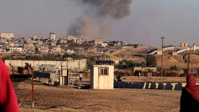Rauch über Rafah: Israels Führung will nach eigenen Angaben die letzten dort vermuteten Bataillone der Hamas zerschlagen. (Foto: Ramez Habboub/AP)