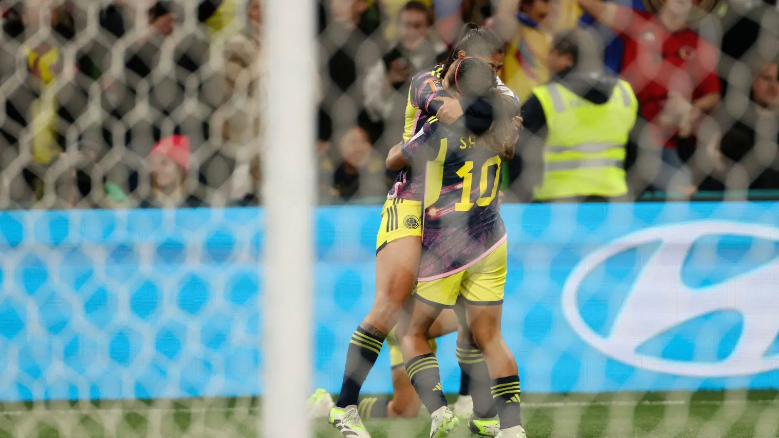Die Kolumbianerinnen haben sich für das WM-Viertelfinale qualifiziert. (Foto: Hamish Blair/AP/dpa)