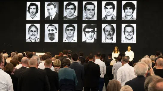 Fotos der Opfer des Anschlags auf israelische Sportler bei den Olympischen Spielen 1972 in München sind während der Gedenkveranstaltung auf dem Fliegerhorst zum 50. Jahrestag des Anschlags zu sehen. (Foto: Sven Hoppe/dpa)