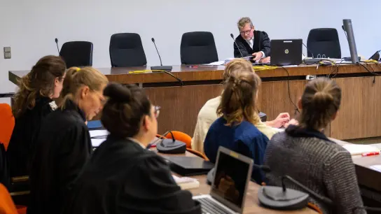 Richter Alexander Fichtl (hinten) eröffnet den Prozess gegen drei Klimaaktivisten (1. Reihe). (Foto: Lennart Preiss/dpa)