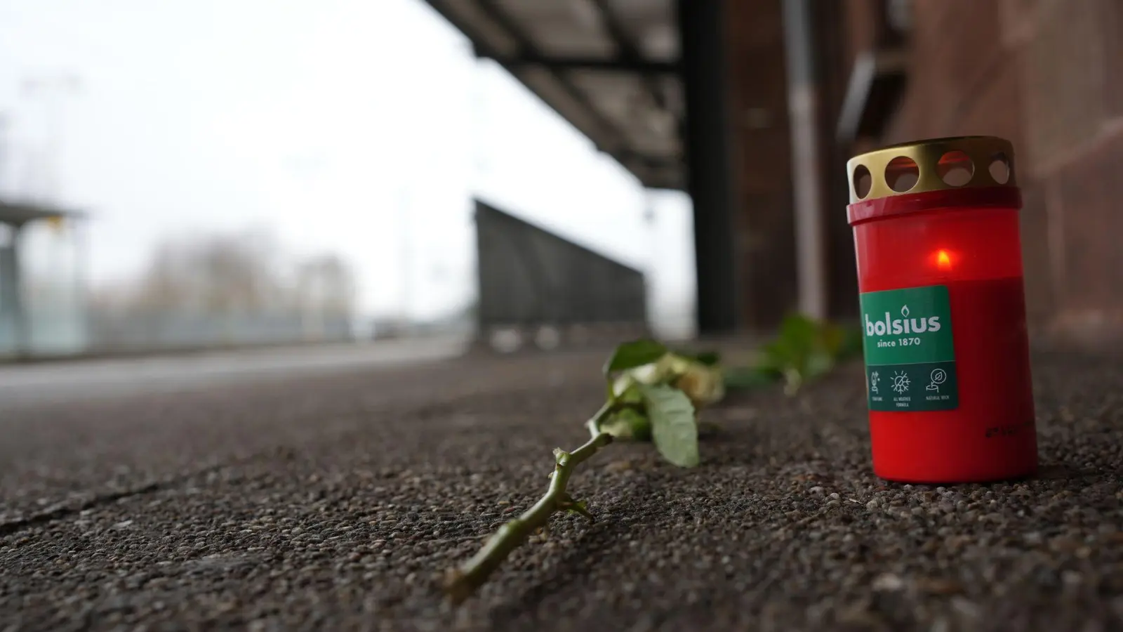 An den getöteten Zugbegleiter wird am Bahnhof Landstuhl erinnert.  (Foto: Patrick von Frankenberg/dpa)