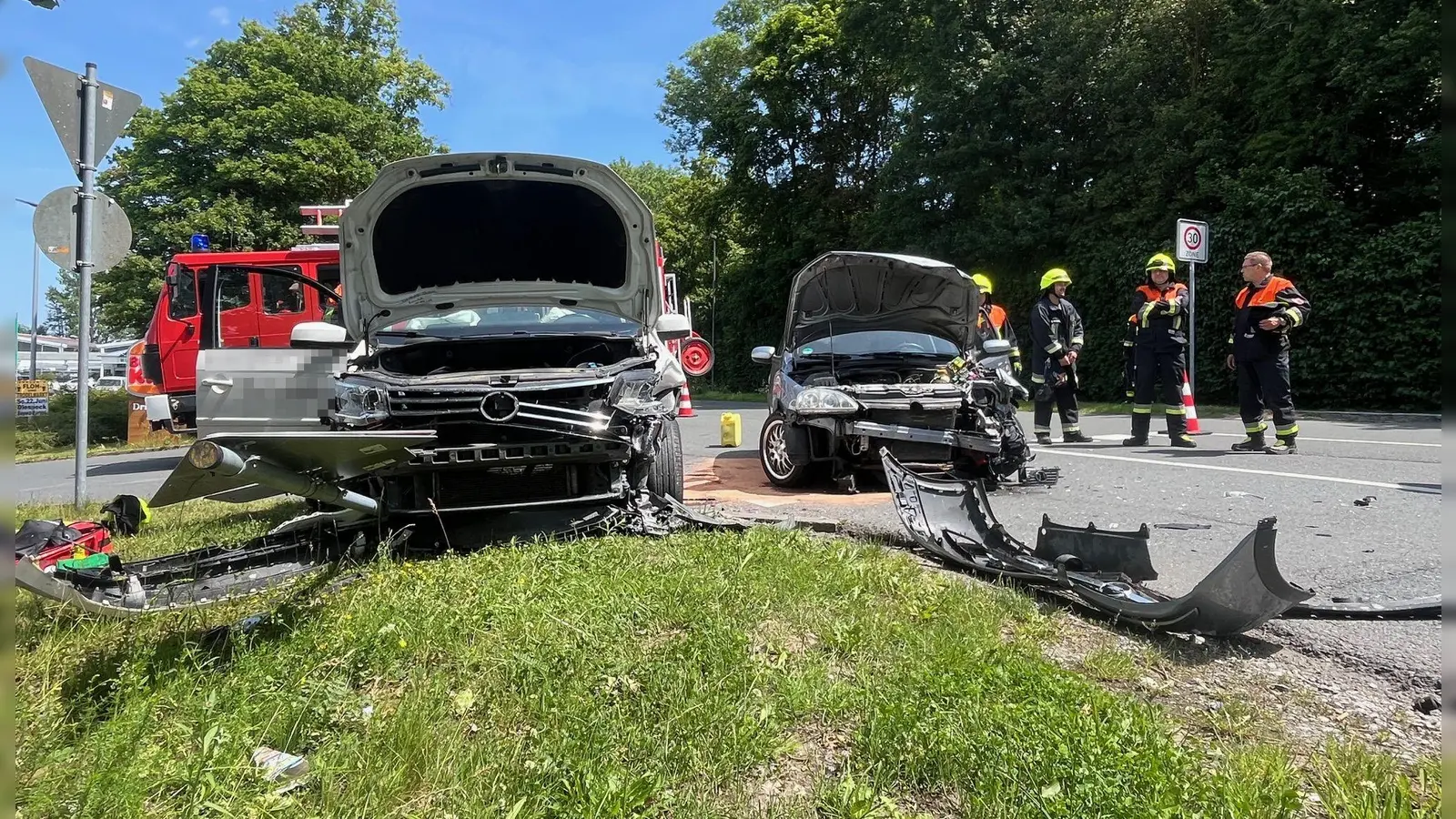 Bei dem Unfall vor dem Kreisverkehr in Diespeck entstand ein Sachschaden von 15.000 Euro. (Foto: Volker Raab)