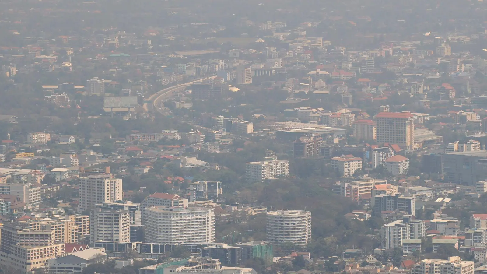 Wegen Brandrodungen herrscht in den thailändischen Provinzen Chiang Rai und Chiang Mai derzeit Smog. (Foto: Pongmanat Tasiri/EPA/dpa-tmn/Archiv)