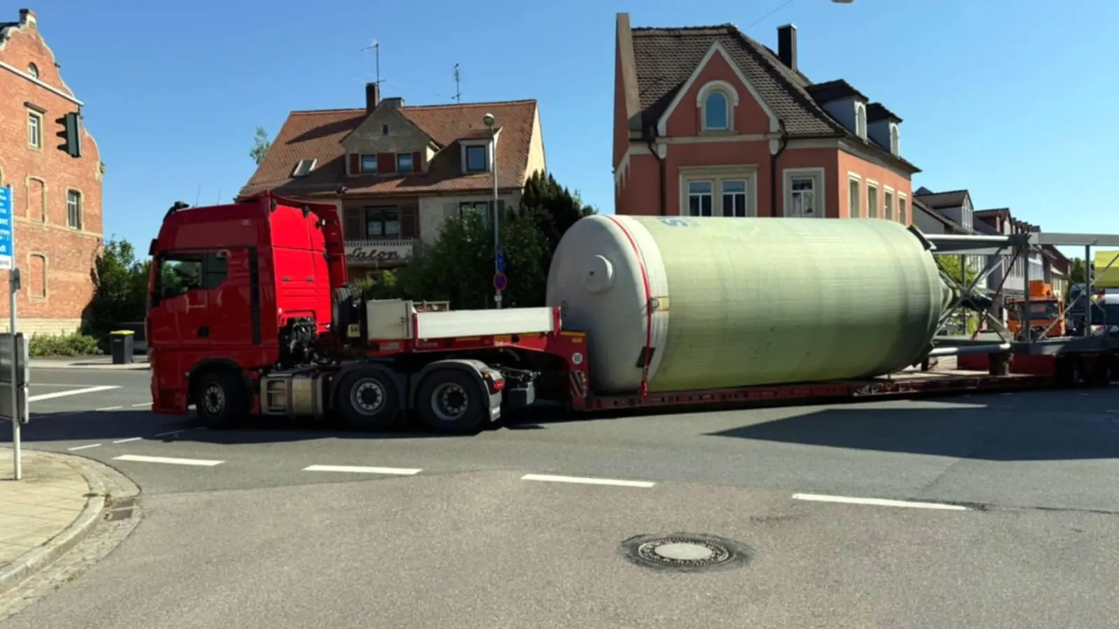 Nadelöhr B13-Kreuzung: An der Ecke Bahnhofstraße/Ringstraße im Herzen Uffenheims war das Geschick des Schwertransport-Fahrers gefragt. (Foto: Thomas Siebert)