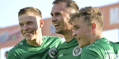 Charmeoffensive der Ansbacher Fußball-Boygroup: In der Regionalliga feierte die SpVgg mit dem 4:1 über Viktoria Aschaffenburg den ersten Saisonsieg, was bei Riko Manz, Lukas Schmidt und Nico Hayer (von links) für gute Laune sorgt. (Foto: Martin Rügner)