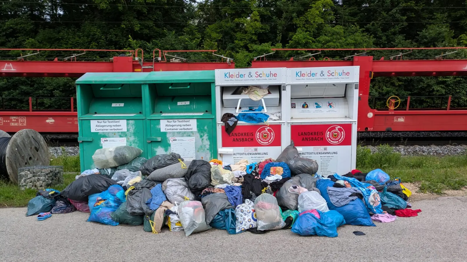 So ein „Chaos am Container” möchte die Gemeinde Sachsen mit ihrer Infoveranstaltung künftig vermeiden. (Foto: Madeleine Danner)