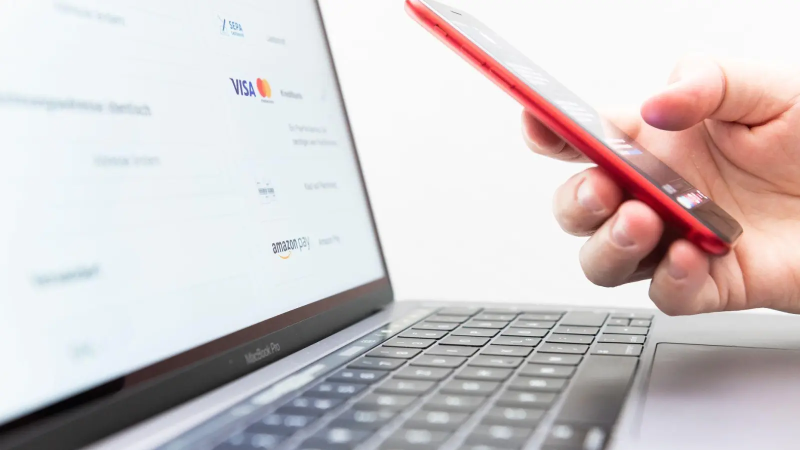 Versteckte Gebühren erhöhen den Preis: Systemgebühren oder andere Aufschläge dürfen nicht ohne klare Leistung auf den Verbraucher abgewälzt werden. (Foto: Silas Stein/dpa/dpa-tmn)