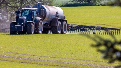 Das Bundesverwaltungsgericht Leipzig prüft, ob die bayerische Düngeverordnung Landwirte zu stark einschränkt. (Archivbild) (Foto: Jens Büttner/dpa)