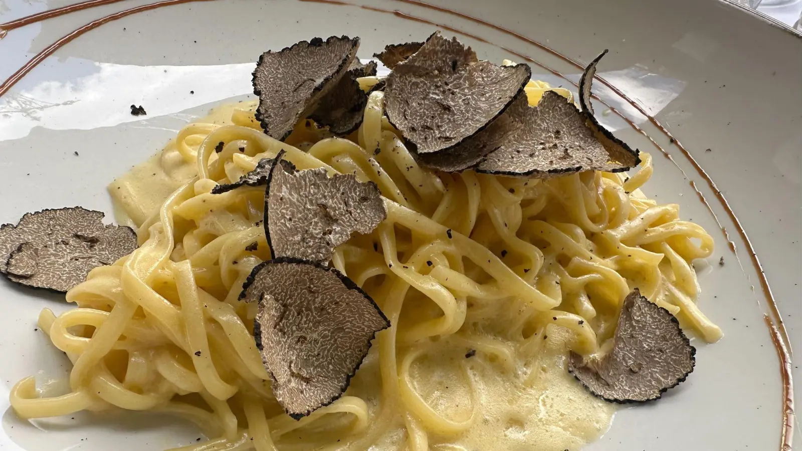 Tagliolini Al Tartufo Nero - Trüffelnudeln in einem Berliner Restaurant. (Foto: Gregor Tholl/dpa-Zentralbild/dpa)