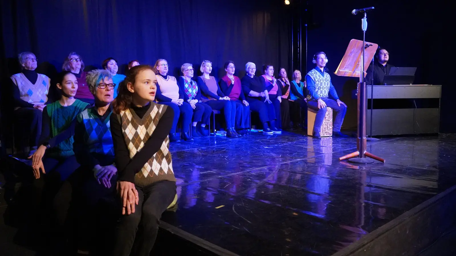 Das Stadtensemble des Ansbacher Theaters in „Stolz und Vorurteil – On Air“: Am Ende fügt sich alles zum Guten in dem Live-Hörspiel mit Radioreklame. (Foto: Jan Holtappels)