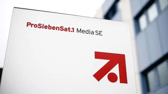 Das Logo und der Schriftzug der „ProSiebenSat.1 Media SE“ ist im Gewerbegebiet „Unterföhring Park“. (Foto: Matthias Balk/dpa/Archivbild)