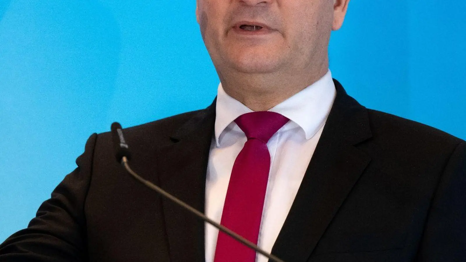 Albert Füracker (CSU), Finanzminister von Bayern, nimmt nach der Haushaltsklausur des bayerischen Kabinetts am Tegernsee an einer Pressekonferenz teil. (Foto: Sven Hoppe/dpa)