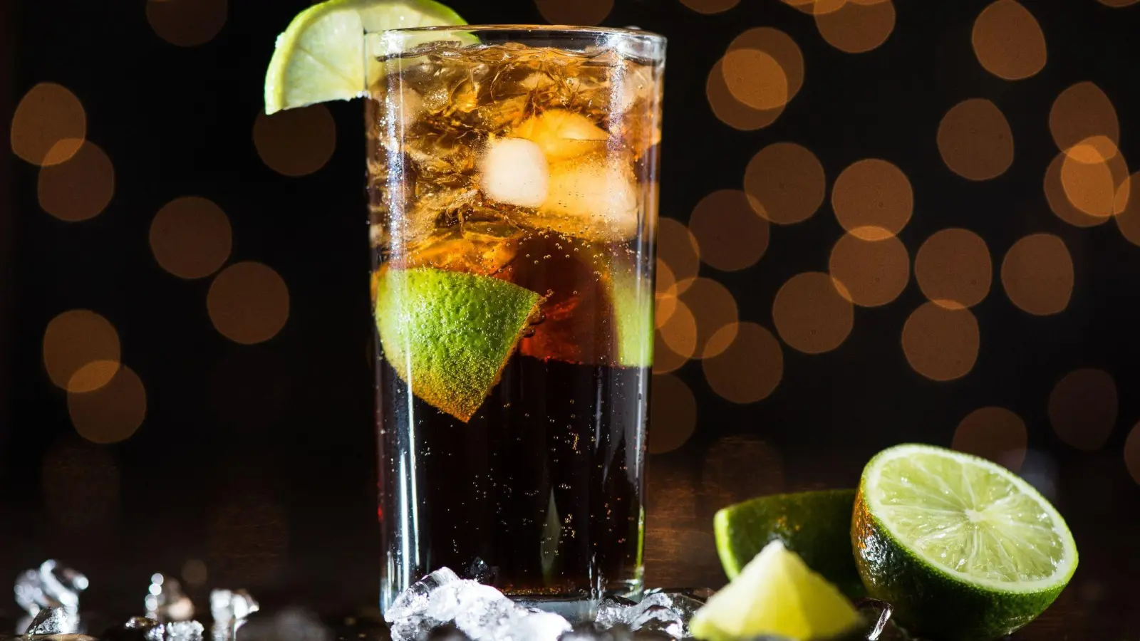 Weil er sich obenrum nichts anziehen wollte, flog ein Teenager aus einer Ansbacher Bar. (Symbolbild: Franziska Gabbert/dpa-tmn)