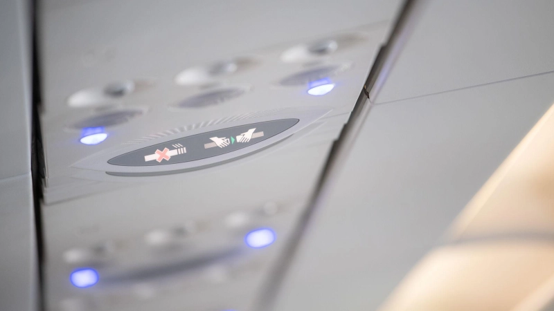 Bitte Anschnallen: Turbulenzen und andere Zwischenfälle können jederzeit auftreten und zu schweren Verletzungen führen. (Foto: Sebastian Gollnow/dpa/dpa-tmn)