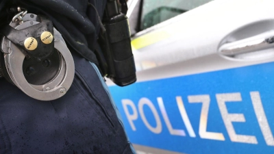Die Polizei fahndet mit mehreren Streifen und einem Hubschrauber nach einem geflohenen Abschiebehäftling (Symbolbild) (Foto: Karl-Josef Hildenbrand/dpa)