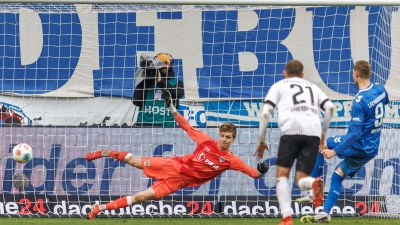 Maximilian Breunig (r, 1. FC Magdeburg) trifft per Elfmeter zum 1:0. (Foto: Andreas Gora/dpa)