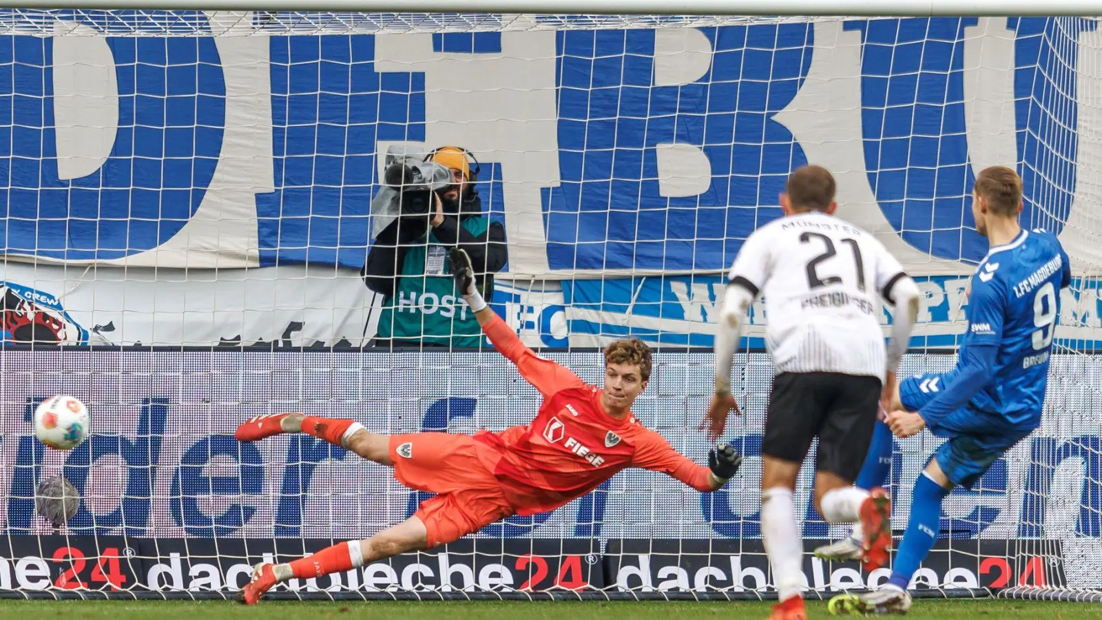 Maximilian Breunig (r, 1. FC Magdeburg) trifft per Elfmeter zum 1:0. (Foto: Andreas Gora/dpa)